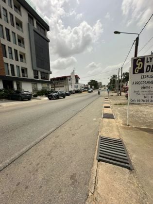 Riviera Bonoumin bordure de voie principale vente 650m2