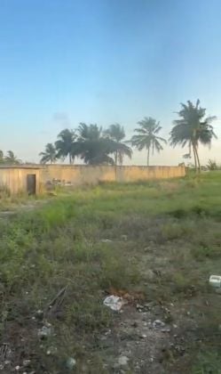 Sale of a 1250m2 plot of land in Bordeaux, with paved road and lagoon ...