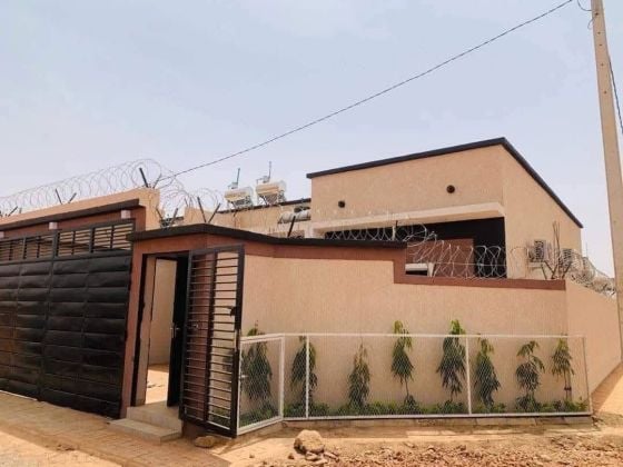 Belle villa basse neuve et moderne l'extension vers la cité des ...