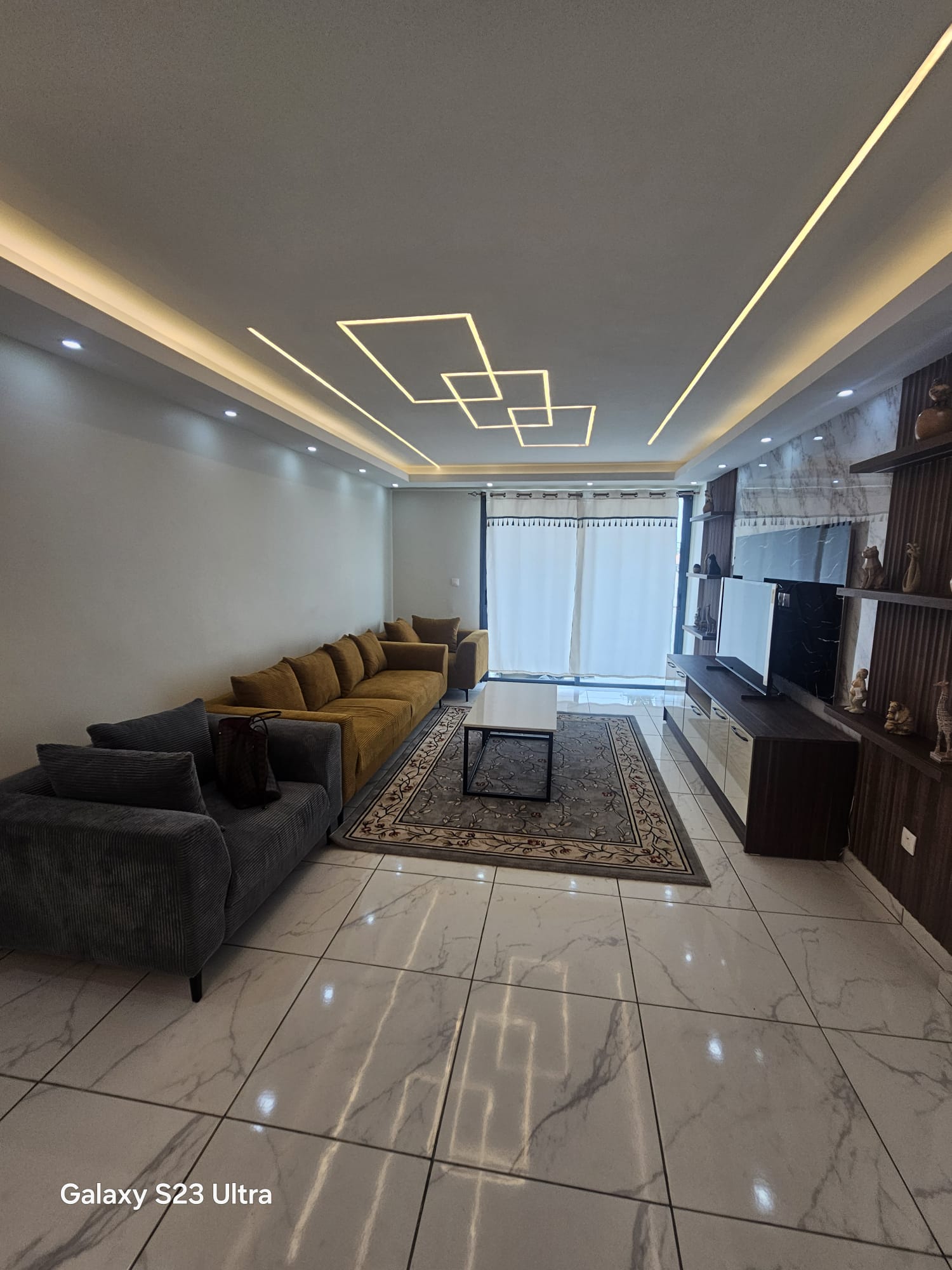 For sale: a high-end 3-room apartment on the 4th floor of a beautiful building with elevator in Cocody Riviera Faya Playce Market, priced at 180 million CFA francs (negotiable). 