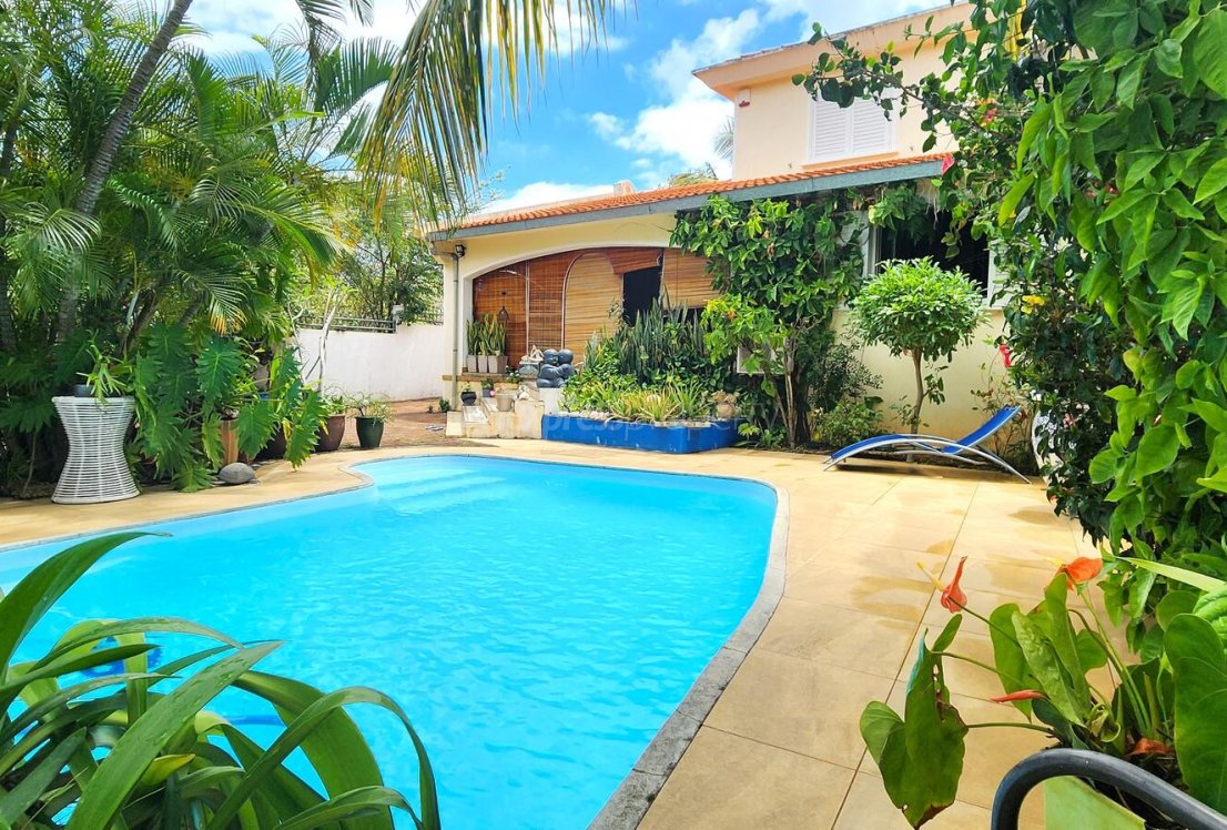 House with swimming pool for sale