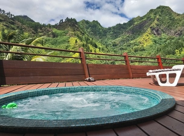 Moorea. Loue Villa balinaise 3 chambres à Tiahura. Coté montagne avec belle vue montagne. 
