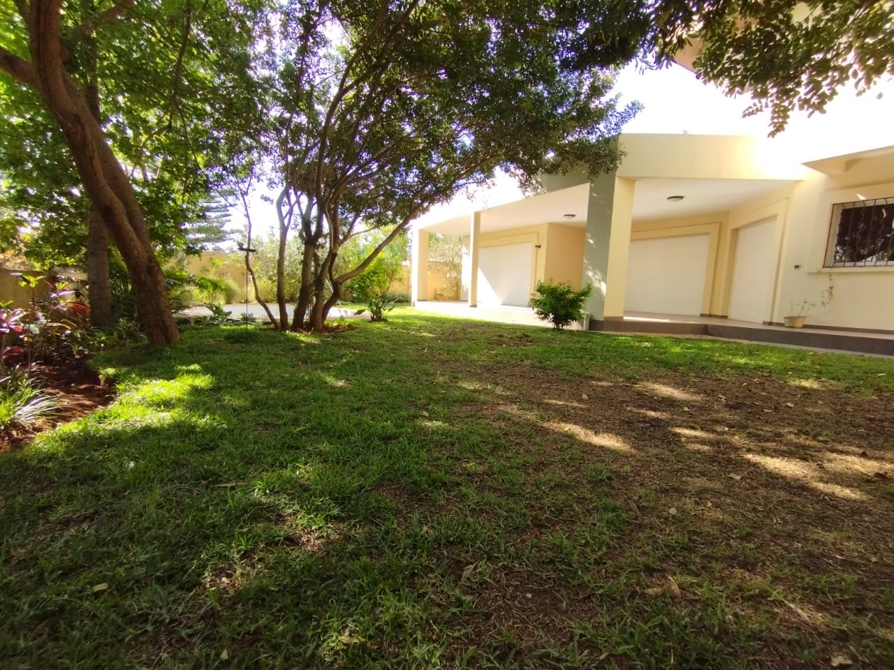 AMBATOBE GRANDE VILLA F5 AVEC PISCINE ET GRAND JARDIN ARBORé DANS UNE RESIDENCE SECURISEE A 2 MINUTES DU LYCEE FRANCAIS