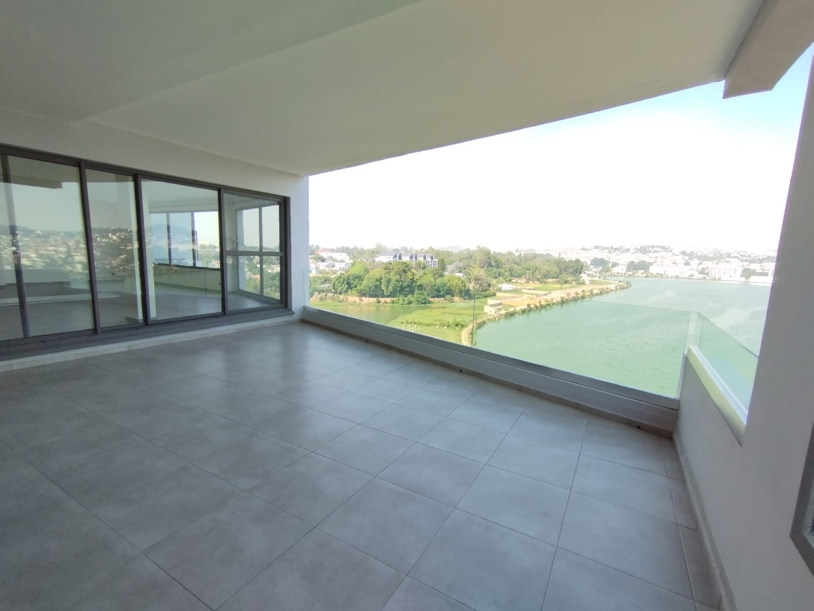 IVANDRY GAPPARTEMENT T6 EN BAIE VITREE DE 400M² AU BORD DU LAC MASAY AVEC BELLE VUE PANORAMIQUE DANS UNE RESIDENCE AVEC GROUPE ELECTROGENE ET ACTIVITES