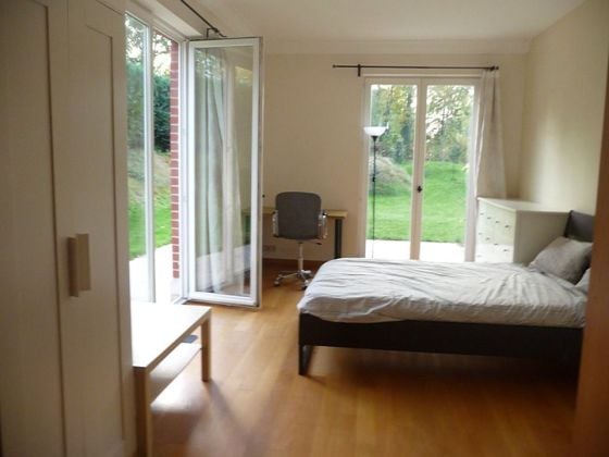 Chambre à louer avec terrasse et jardin dans une maison en ...