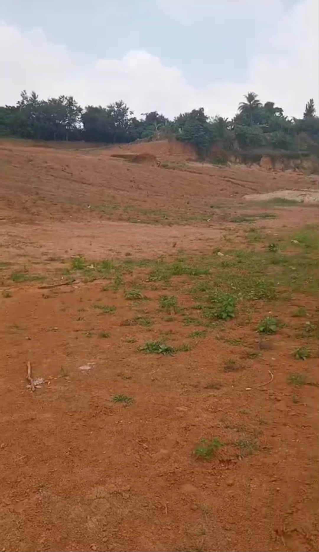 In vendita: terreno di 400 m² a Cocody Riviera Abbata AB Center per 20 milioni di franchi CFA.