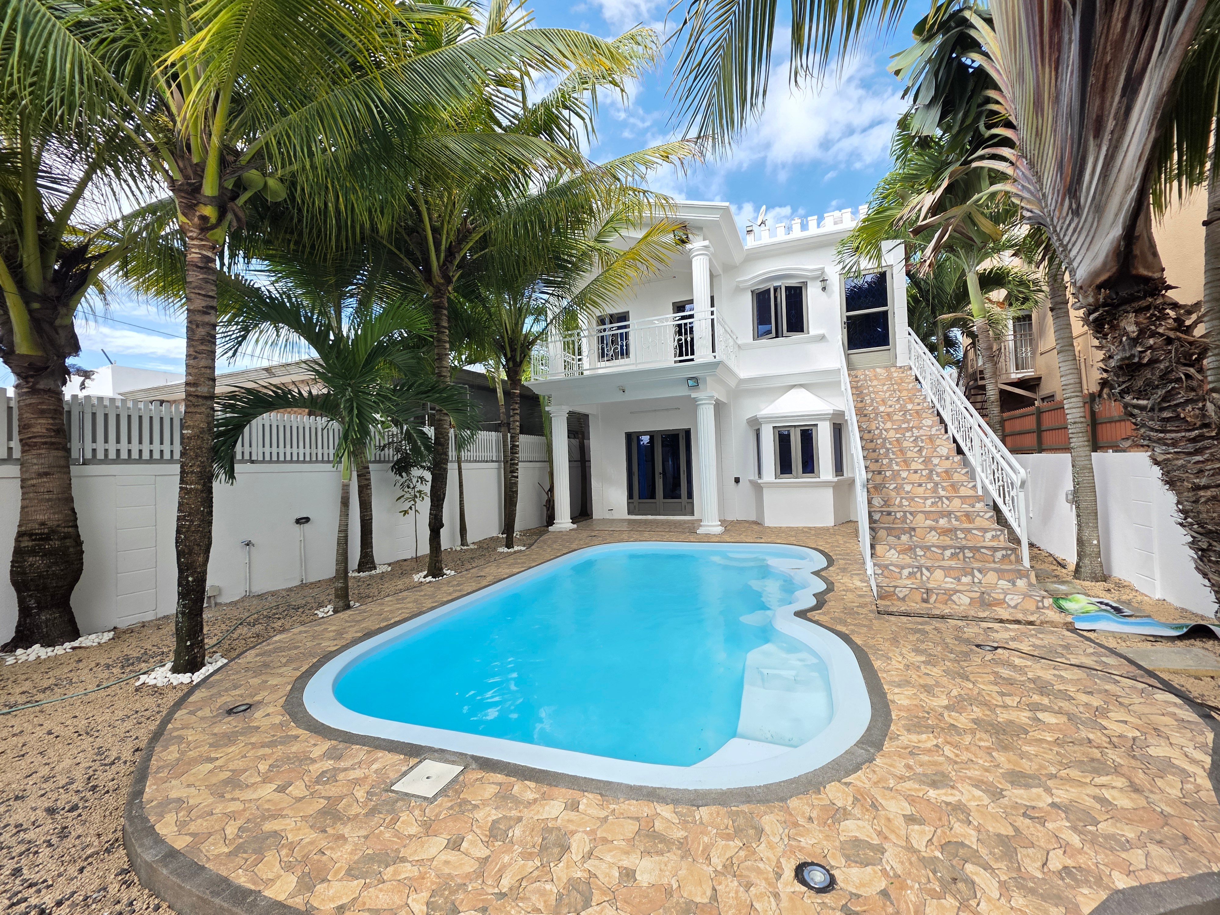 SUPERBE PROPRIÉTÉ À VENDRE – PEREYBÈRE