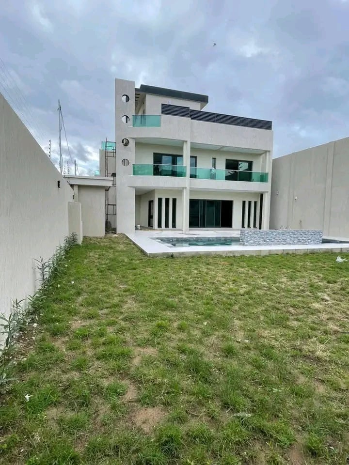 Riviera Abatta, villa duplex con 7 camere e piscina