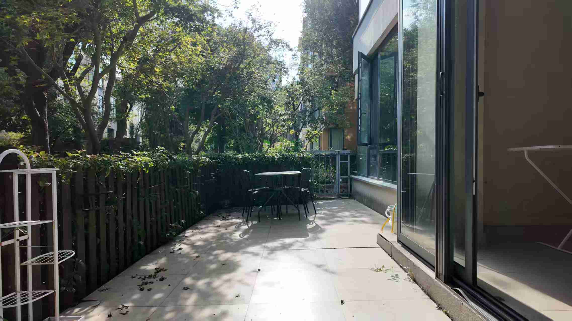 Ground floor duplex with private garden  next to Li Gong Di commercial area