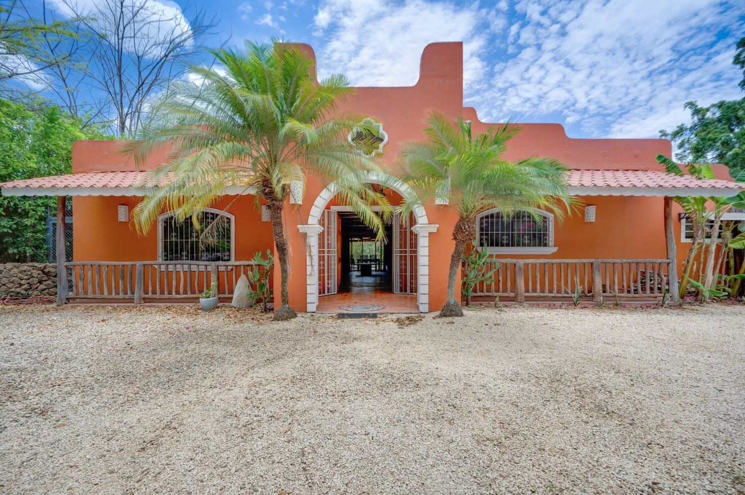 Propiedad en una ubicación privilegiada en el corazón de Villarreal, a solo 5 minutos de Tamarindo. Ideal para vivir o invertir.