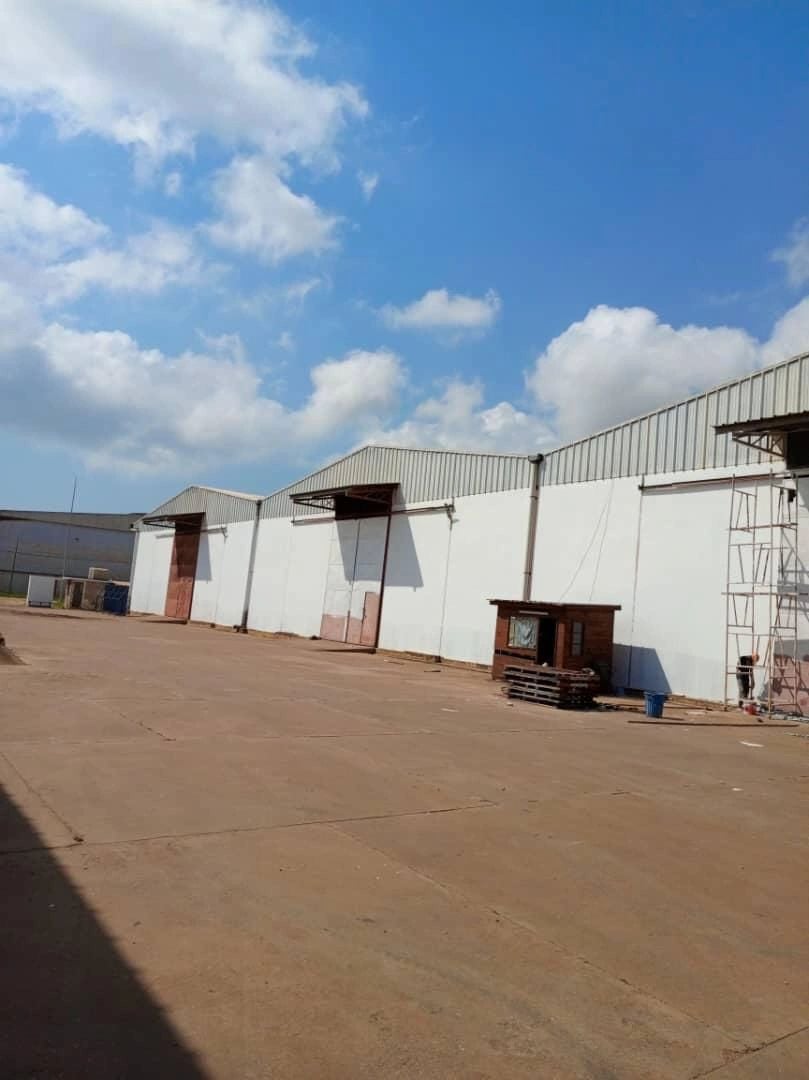 San-Pedro, dans  zone portuaire  vente un entrepôt sur 2,5ha,