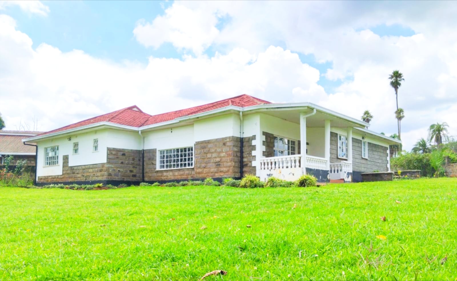 Spacious four bedroom bungalow with scenic tea farm views
