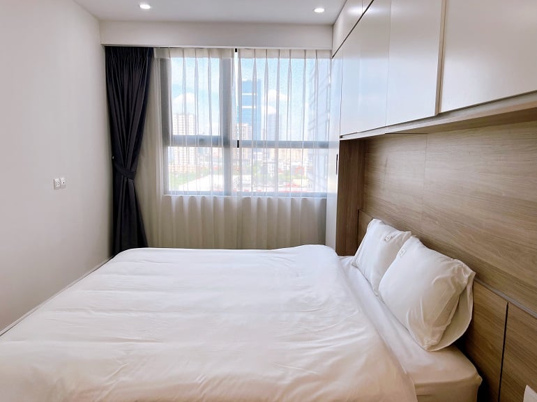 Nice, modern 2 – bedroom apartment with balcony in Cau Giay district for rent