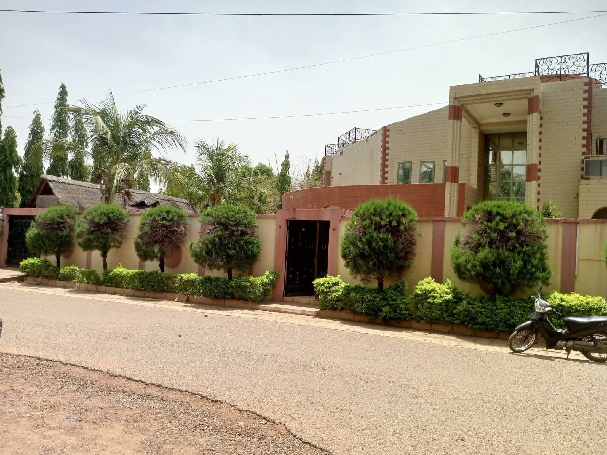 belle villa duplex  de 10 pièces + piscine Ouaga 2000 Zone A