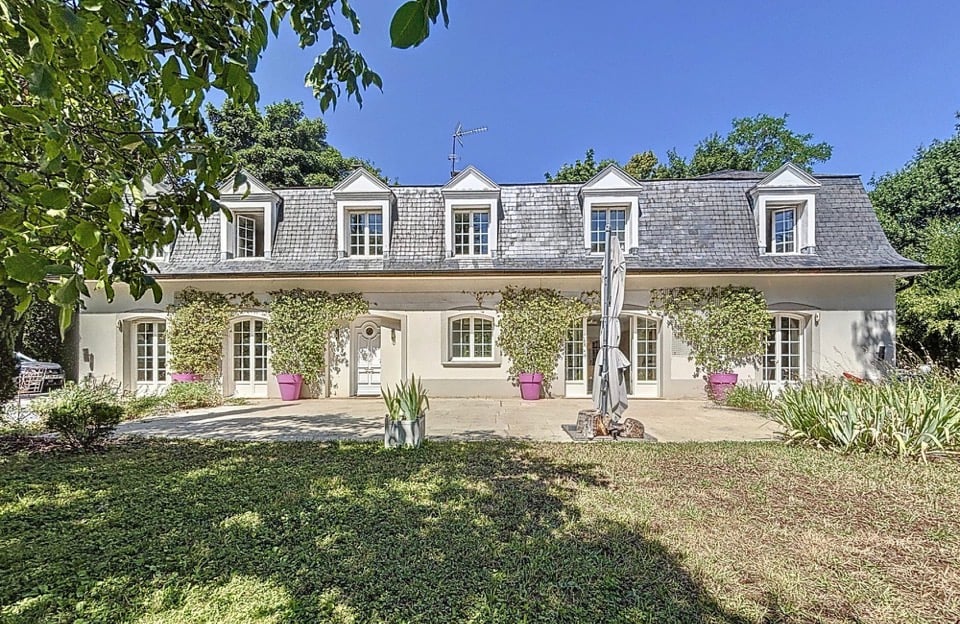 Rara opportunità a Saint-Genis-Laval: una luminosa proprietà su un ampio lotto alberato con piscina, senza vicini che si affacciano direttamente, un ambiente di vita eccezionale.