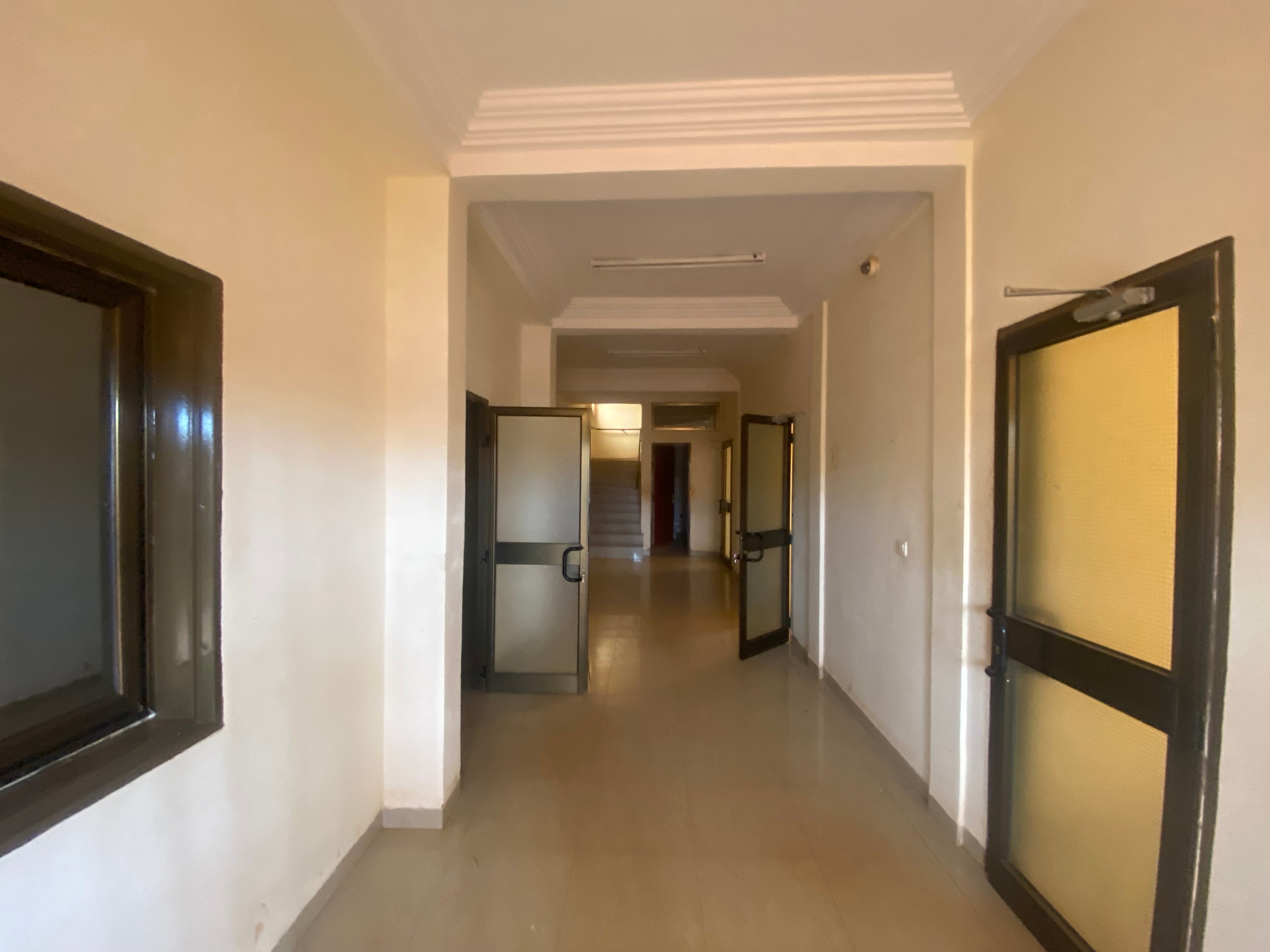 Perfector Immobilier a le plaisir de vous proposer à la location un immeuble d'exception, situé dans la zone B de Ouaga 2000, à proximité de la direction des douanes