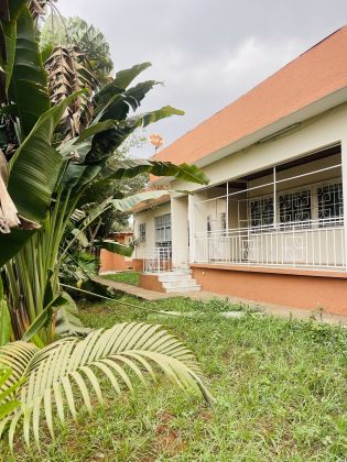 VILLA 04 CHAMBRES JARDIN A LOUER À BASTOS 