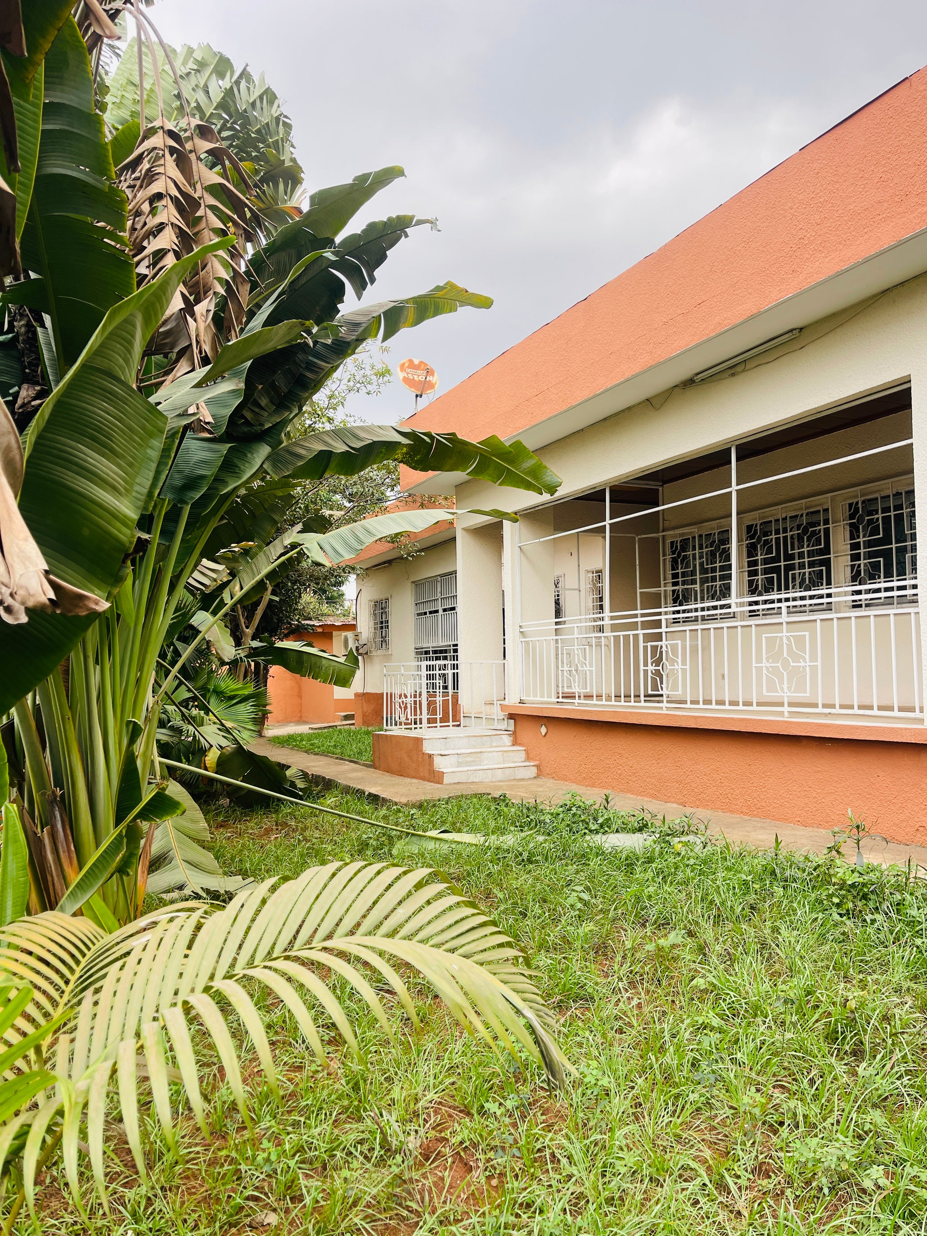 VILLA 04 CHAMBRES JARDIN A LOUER À BASTOS 