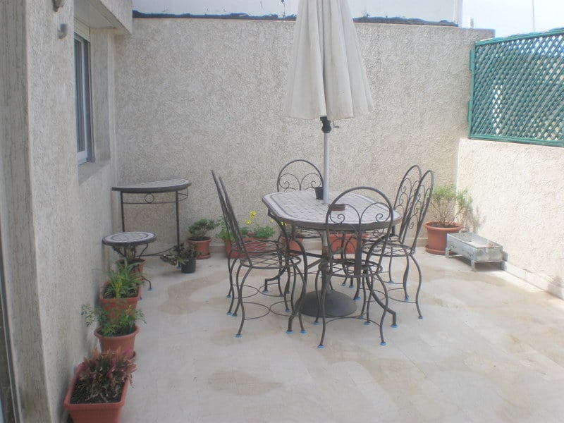 Mers Sultan: Furnished studio apartment of 45 m² for rent with 1 bedroom, living room and a lovely terrace.