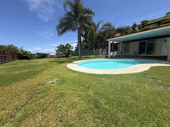 A louer VILLA savec bungalow indépendant et piscine sur ARUE 