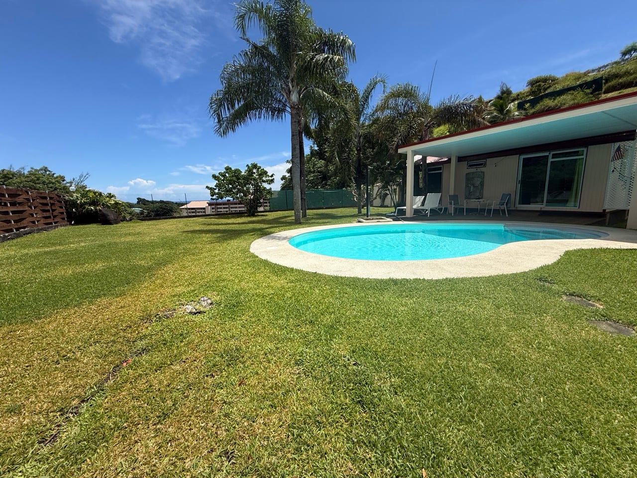 A louer VILLA savec bungalow indépendant et piscine sur ARUE 