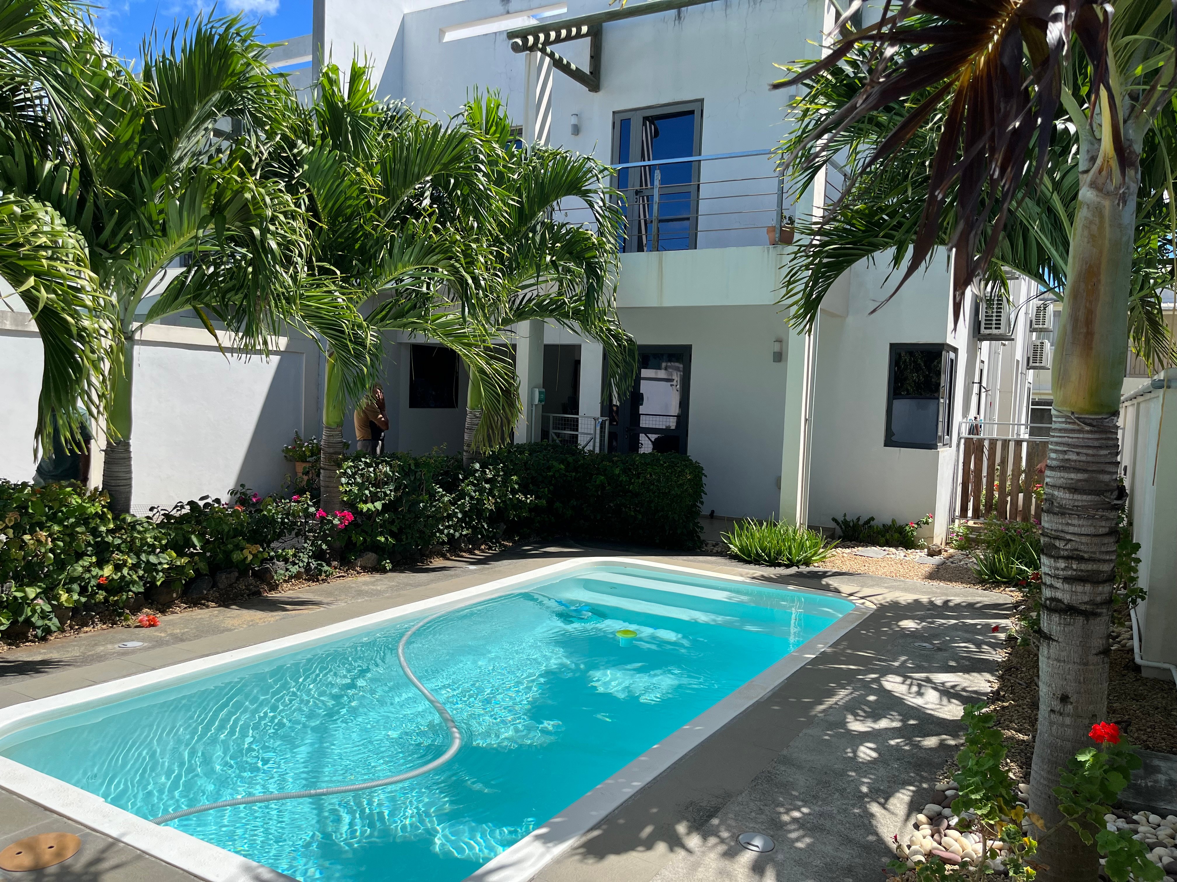 Maison de ville/duplex de 3 chambres avec piscine privée – à 5 minutes à pied de la plage de Mon Choisy, Maurice