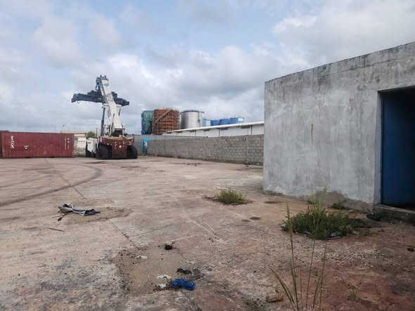 Zone portuaire VRIDI vers SHELL location plate-forme 2000m2 clôturé.