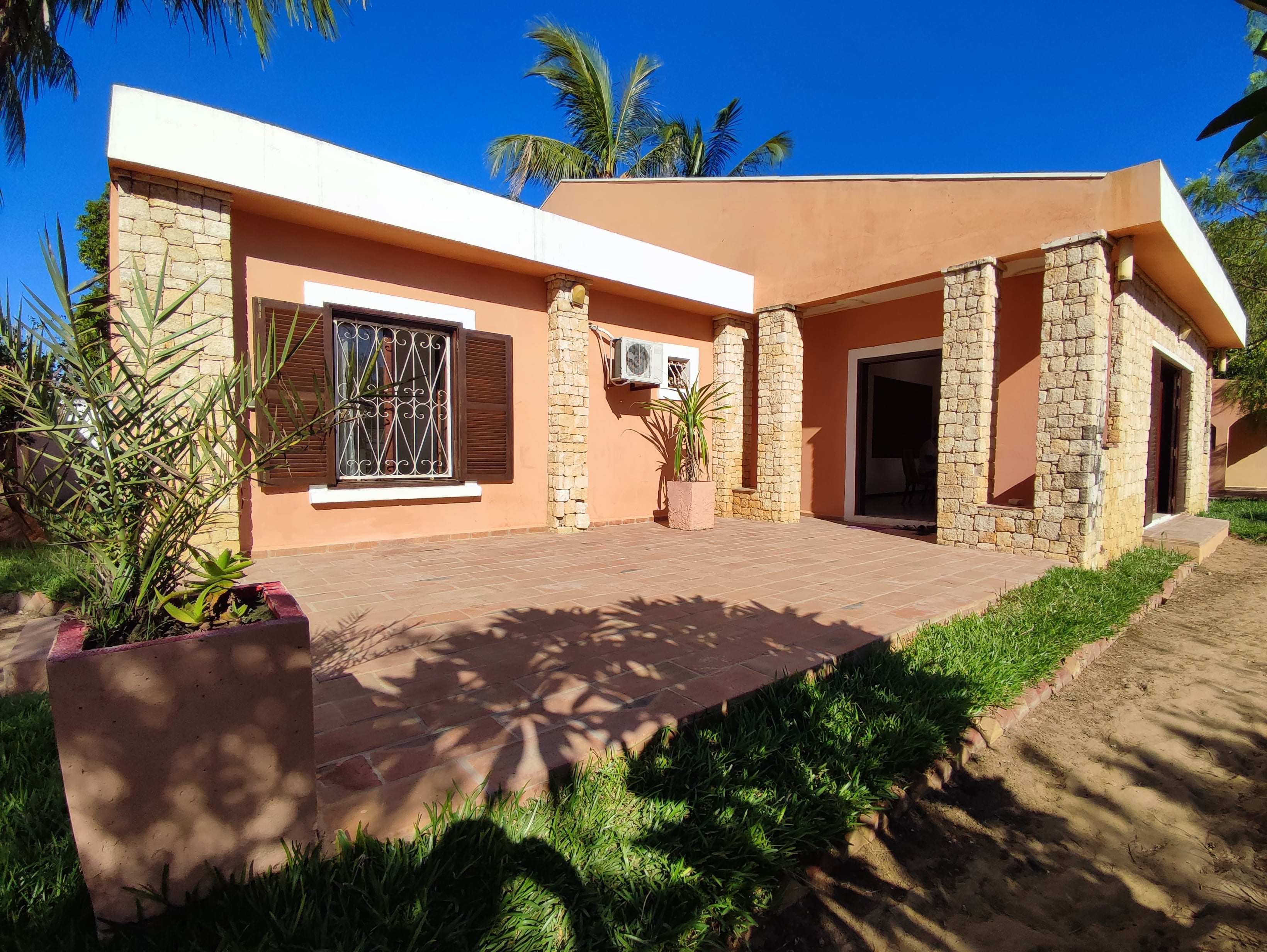 À LOUER – Réf : LM/23075 – Villa F7 meublée de standing avec grand jardin à Andabizy, Toliara I