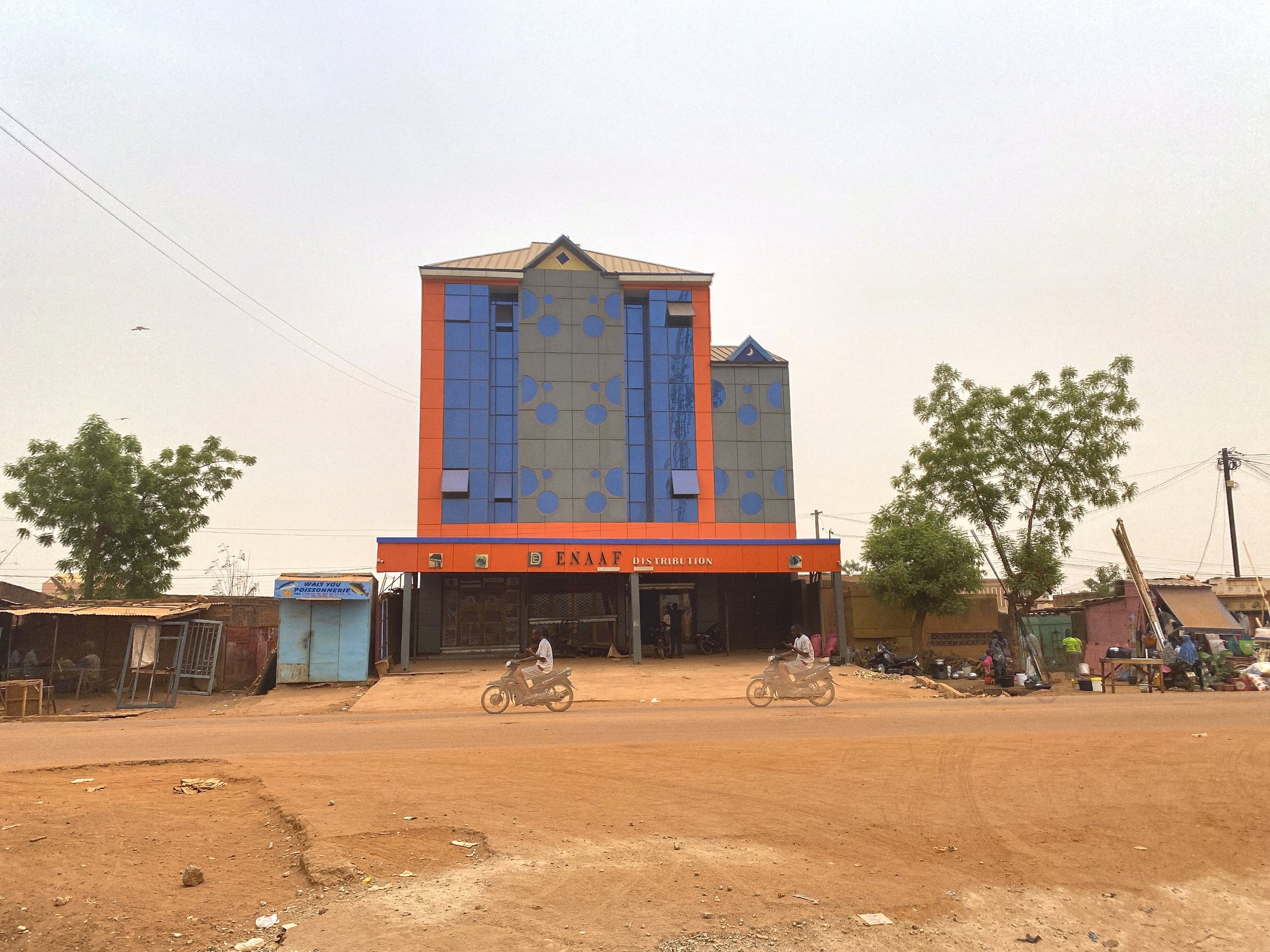 IMMEUBLE PROFESSIONNEL DE HAUT STANDING (R+2) : VITRINE ET BUREAUX À TANGHIN EN LOCATION SUR PERFECTOR IMMOBILIER