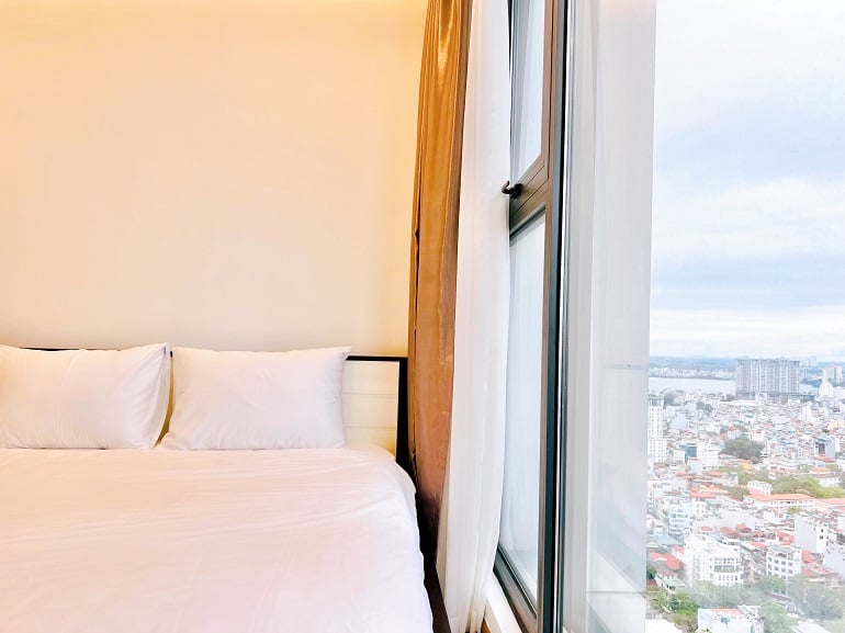 Nice, modern 2 – bedroom apartment with balcony in Ba Dinh district for rent