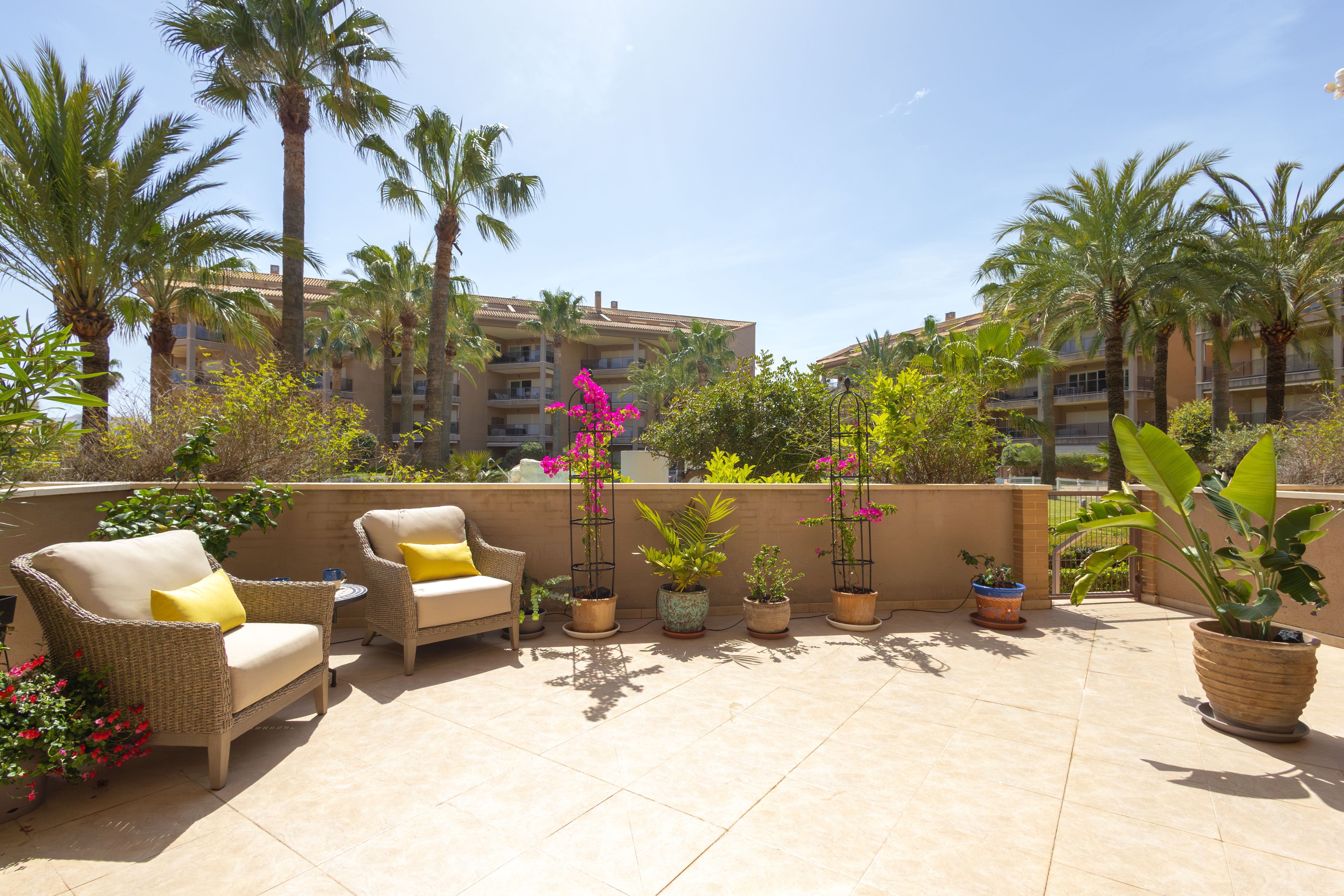 Apartamento con estilo de vida playero: a menos de 1 minuto de la playa, interiores renovados, amplia terraza, piscina y aparcamiento.