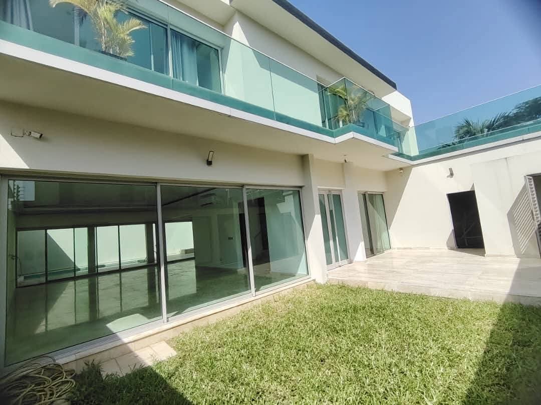 Cocody Riviera 4, belle villa duplex de 7 pièces, 5 chambres autonomes, piscine et jardin