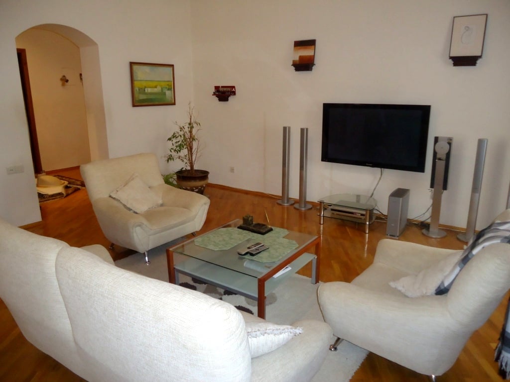 5-room apartment for rent on Samed Vurgun street, in the house opposite of  the Turkish embassy.
