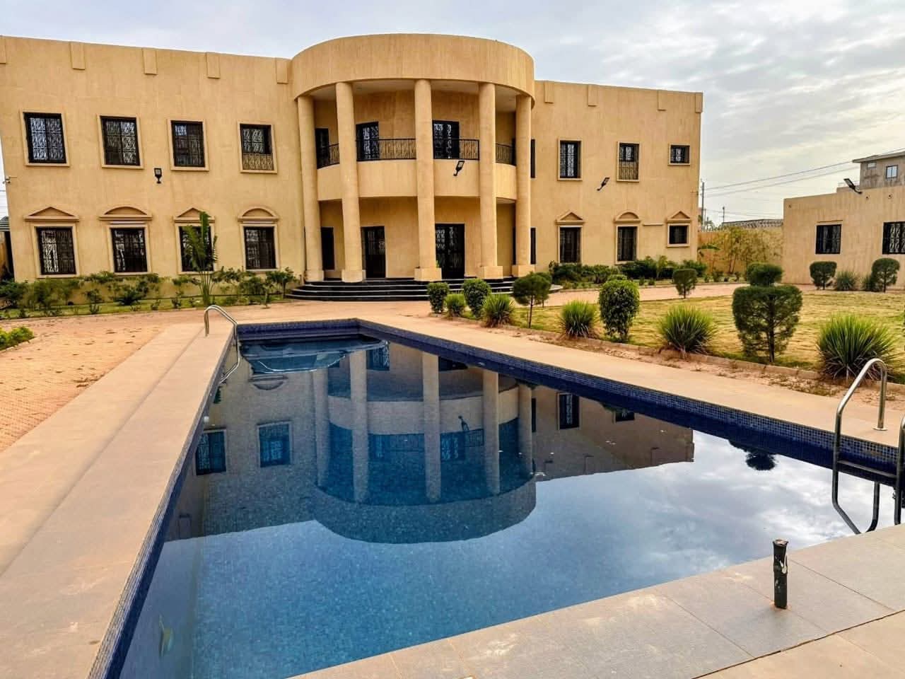 Belle villa triplex de 14 pièces Ouaga 2000 + piscine cité azimmo