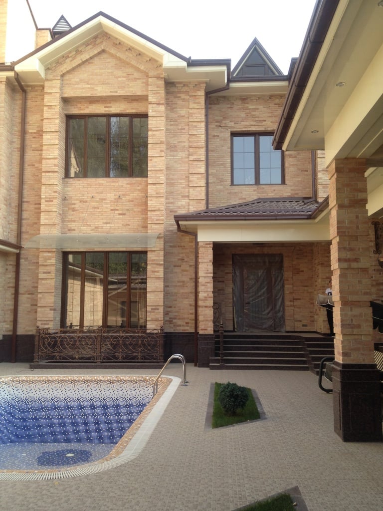 Gorgeous 4 bedrooms and 4 bathrooms house with outdoor pool in central Tashkent.
