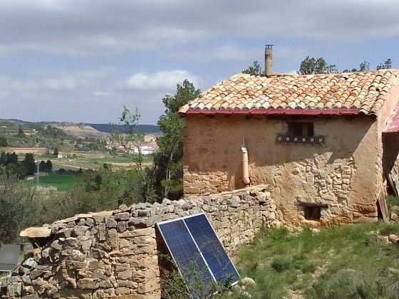 Terrain avec une maison en pierre de 2 étages, à 2 km du ...
