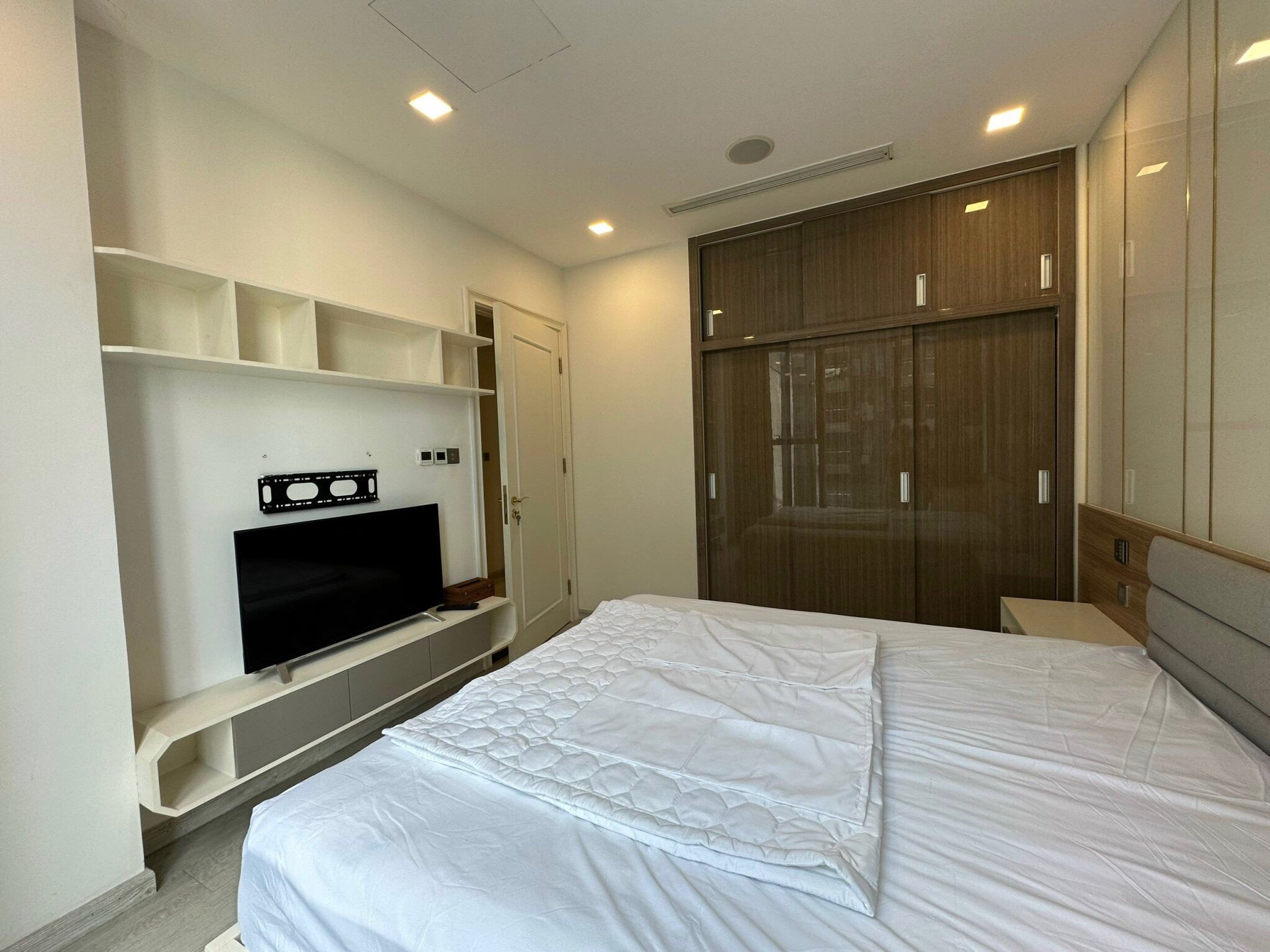 Vinhomes Golden River Bason1BR good price