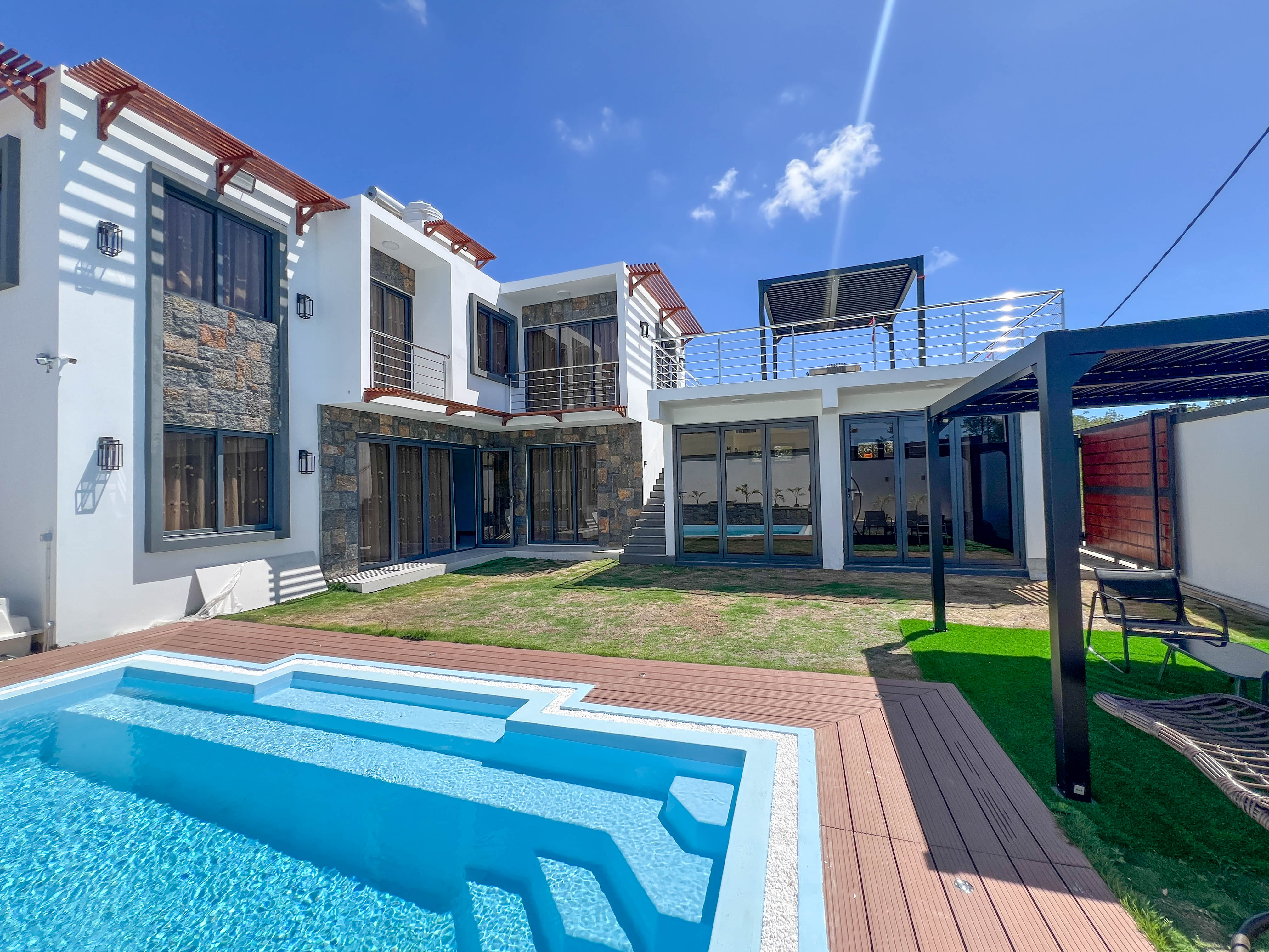À LOUER | VILLA MODERNE DE 3 CHAMBRES AVEC PISCINE | GRAND BAIE