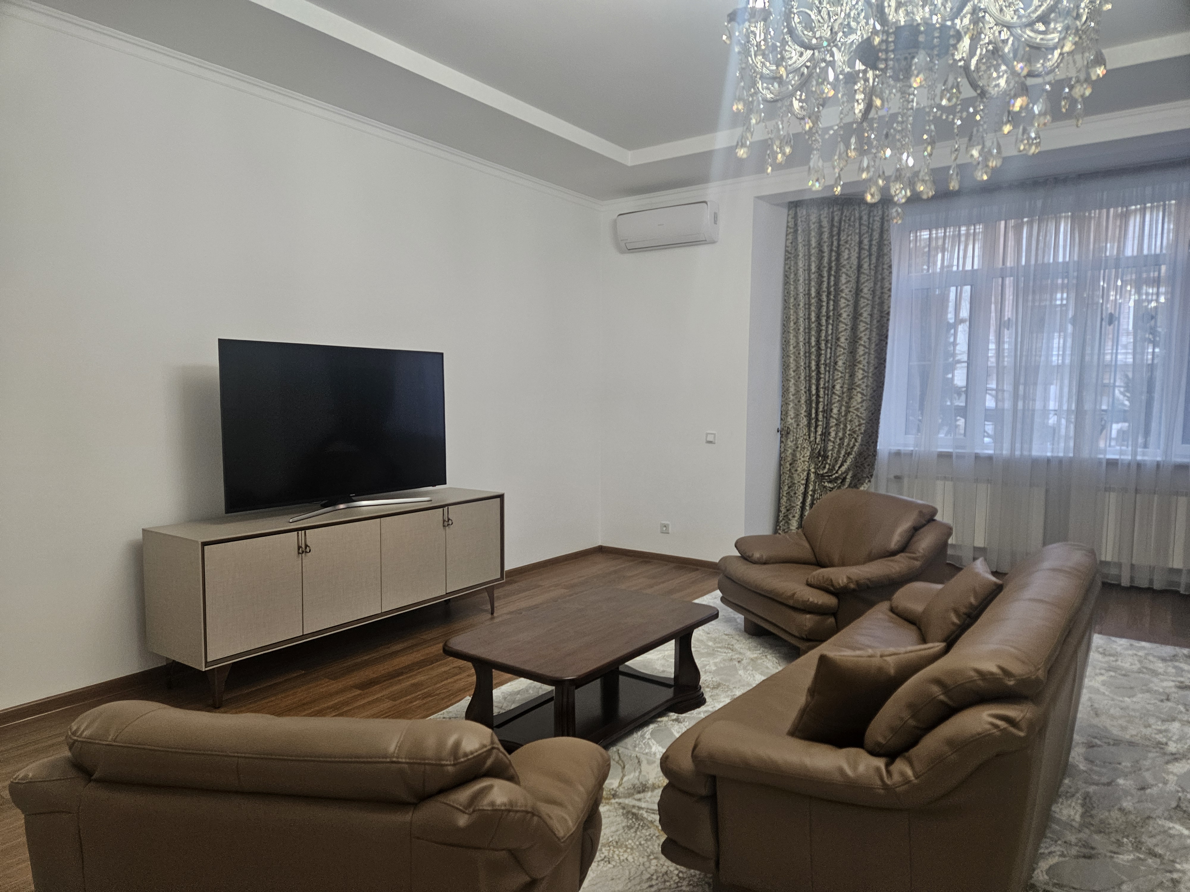 Large 3 bedrooms and 2 bathrooms apartment of 280 m2 on next to "Irish Pub" on Shevchenkon st.