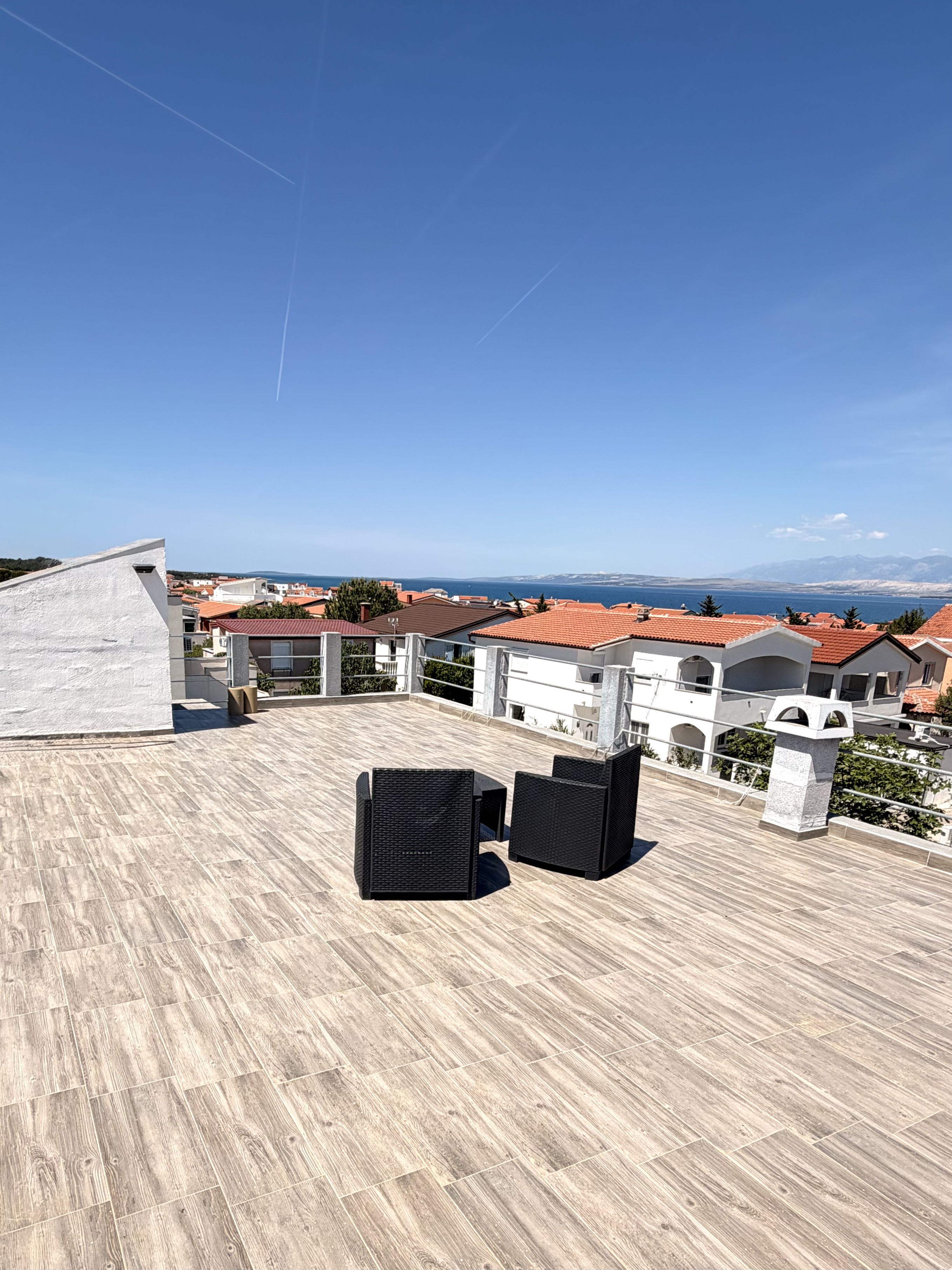 Modern Mediterranean-style house with beautiful sea views and a stunning view of the Velebit mountains.