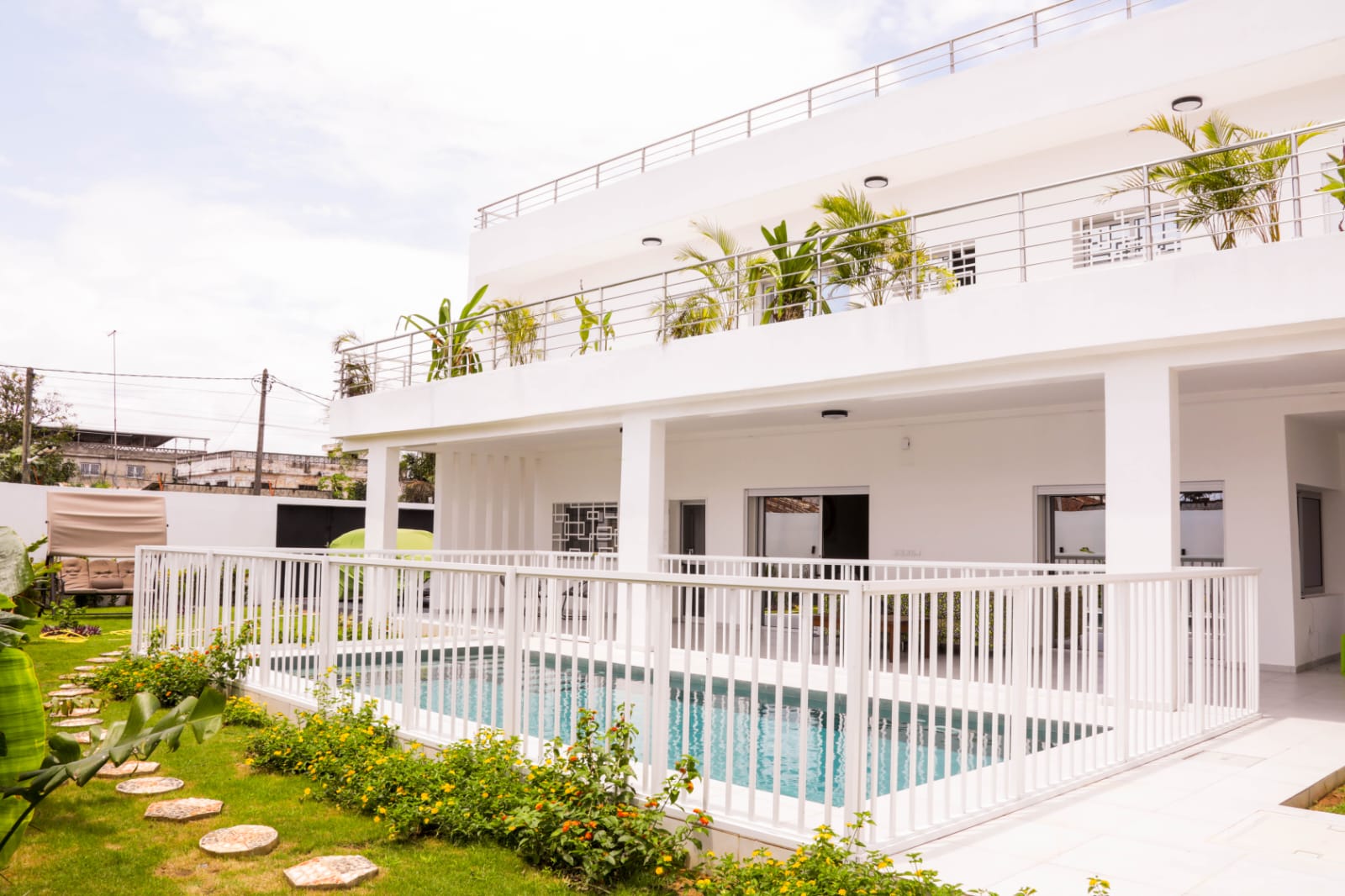 Location d'une maison meublée à piscine et jardin
