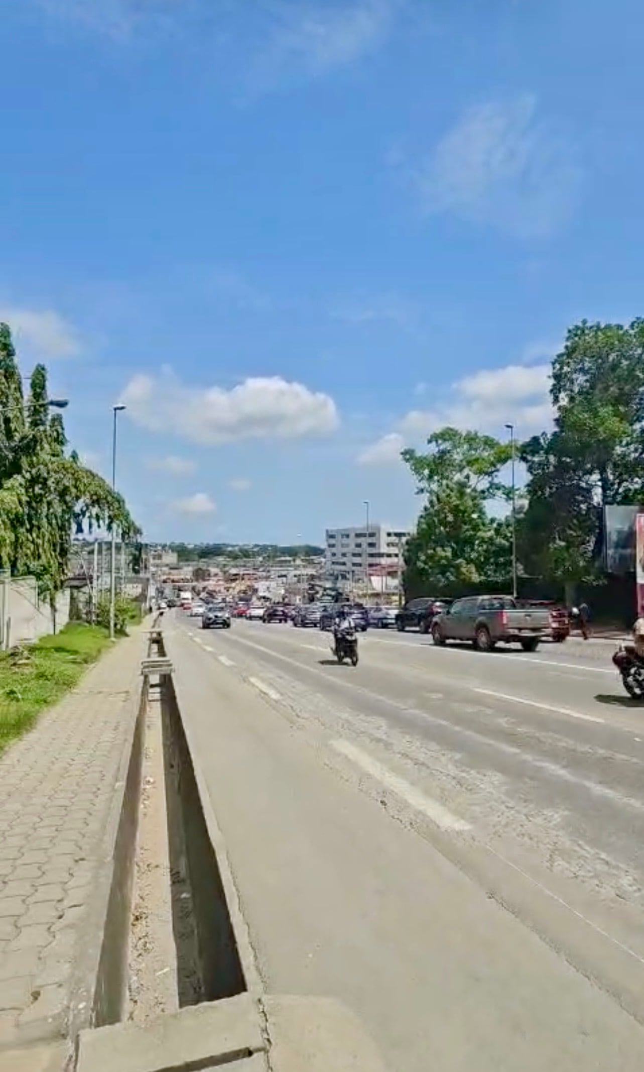 VENTE D'UN MAGNIFIQUE TERRAIN PLAT DE 1926 m2 EN BORDURE DE VOE PRINCIPALE À LA RIVIERA BONOUMIN À DEUX PAS D'ABIDJAN MALL