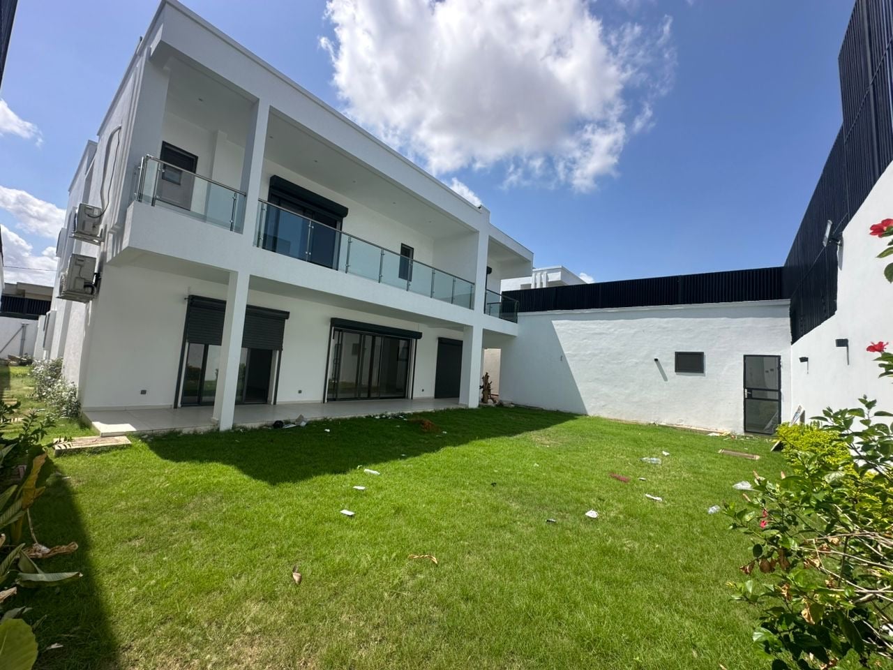 Riviera 4 - M'badon, villa duplex de 5 pièces avec un grand jardin disponible 
