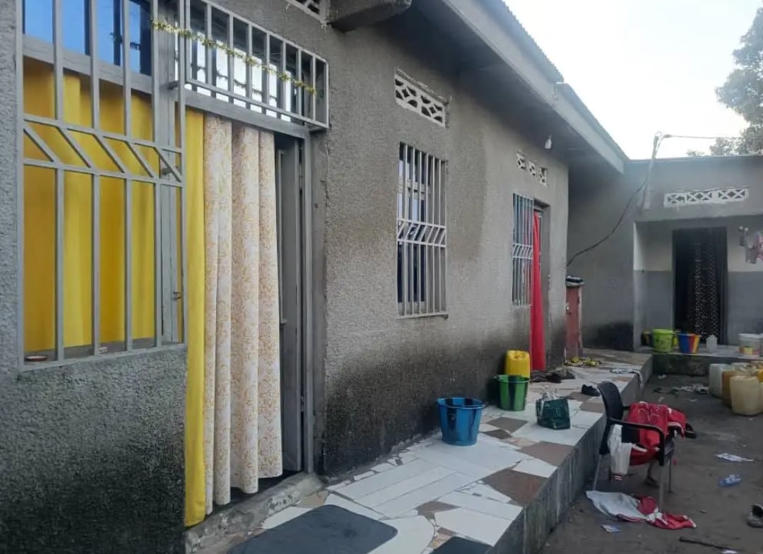 Parcelle avec 3 Portes Locatives à Vendre à N'sele Terre Jaune – Bon Emplacement au Coin