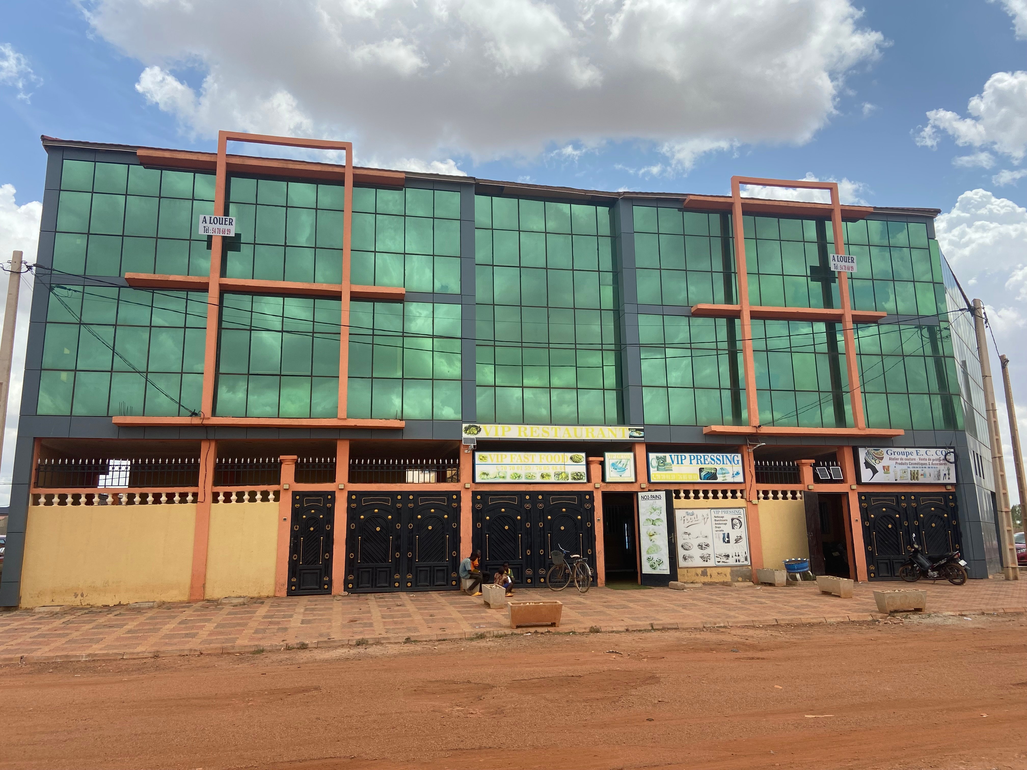 UN IMMEUBLE R+2 CONSTRUIT SUR UNE PENTE COUPÉE EST EN LOCATION À OUAGA 2000 EXTENSION SUR PERFECTOR IMMOBILIER.