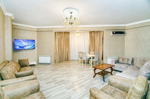 3 bedrooms . Сlose to the LANDMARK HOTEL and Samed Vurgun park.