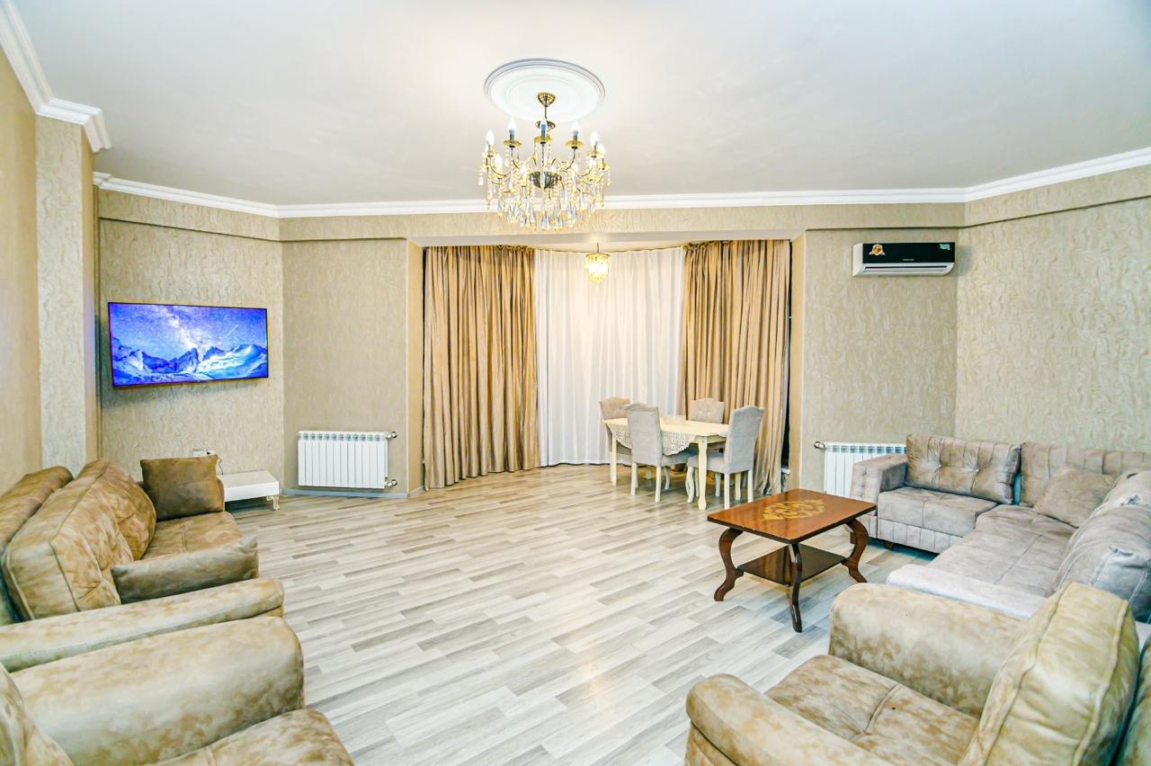 3 bedrooms . Сlose to the LANDMARK HOTEL and Samed Vurgun park.