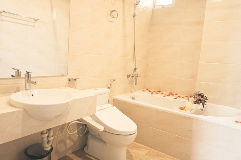 Nice 2 – bedroom apartment with balcony in Le Van Huu street, Hai Ba Trung district for rent