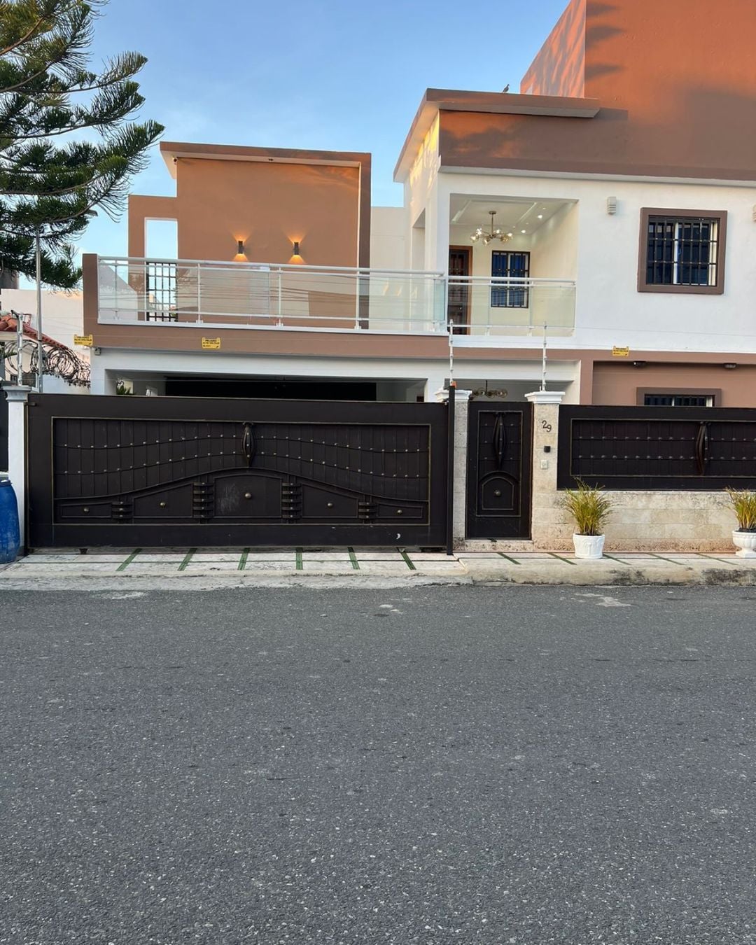 TWO-LEVEL HOUSE FOR SALE WITH MODERN FACADE, LOCATED IN PRADO ORIENTAL