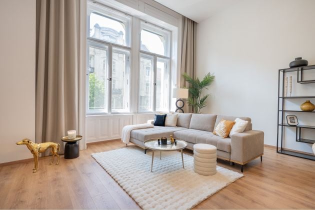 Majestic living in a 2 bedroom fully renovated apartment in the heart of ...